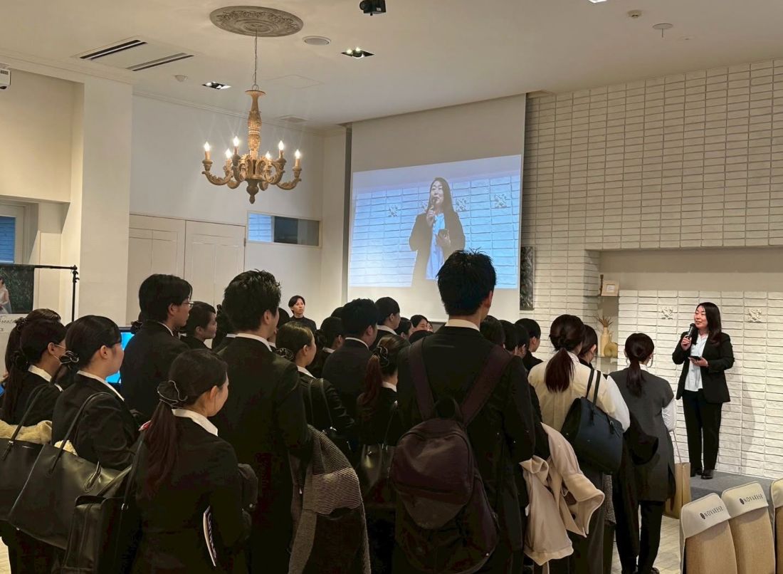 合同企業説明会の会場。約100名の学生が説明に耳を傾ける様子