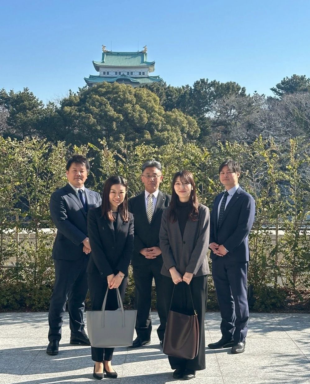 名古屋城を背に、見学に参加した協議会メンバーと先生方