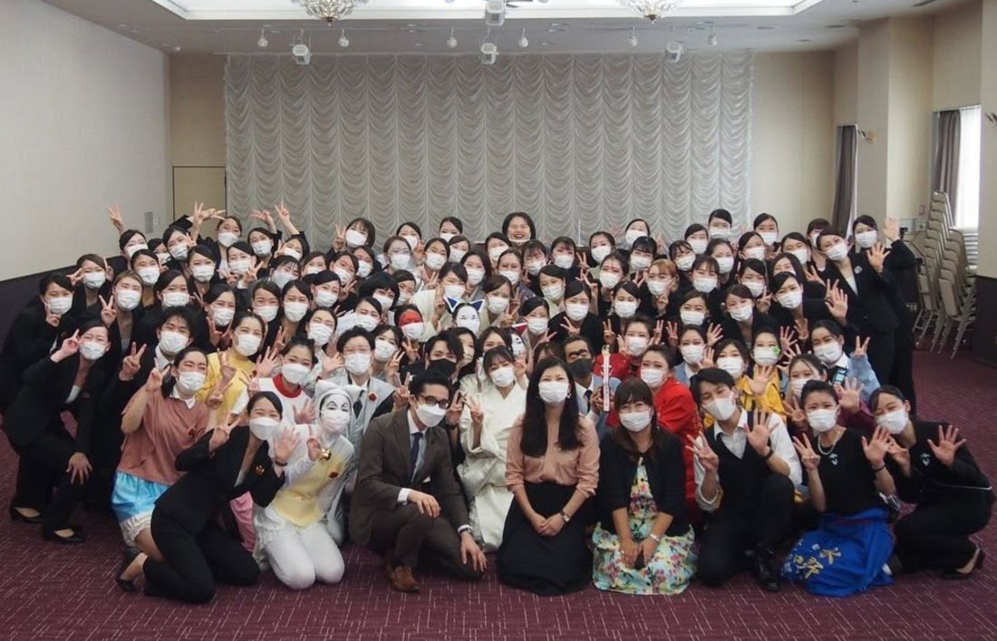 発表会を終えた学生たちと関係者の集合写真