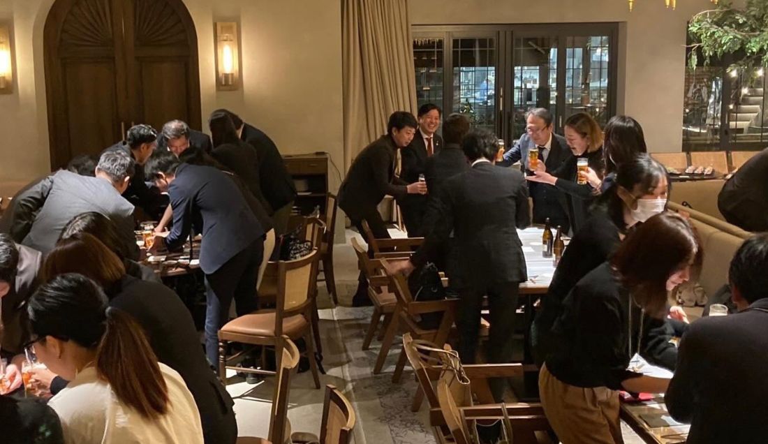 懇親会で交流する参加者