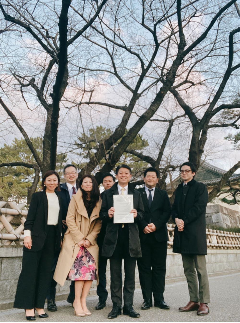 名城公園での設立記念撮影。7人の理事・監事が登記申請書を手に集合