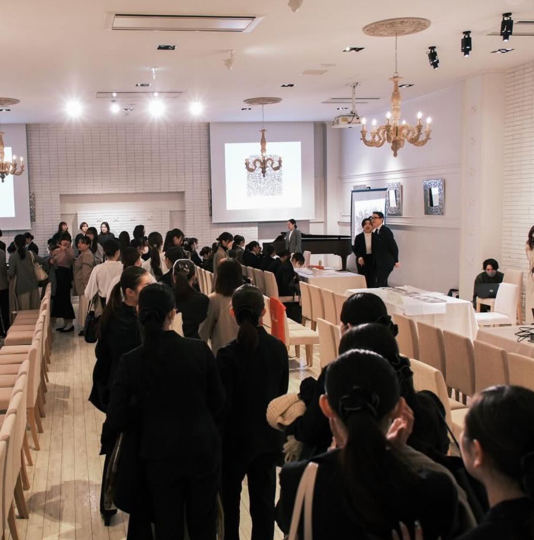 会場に集まった学生たち。各企業のブースへ移動する様子
