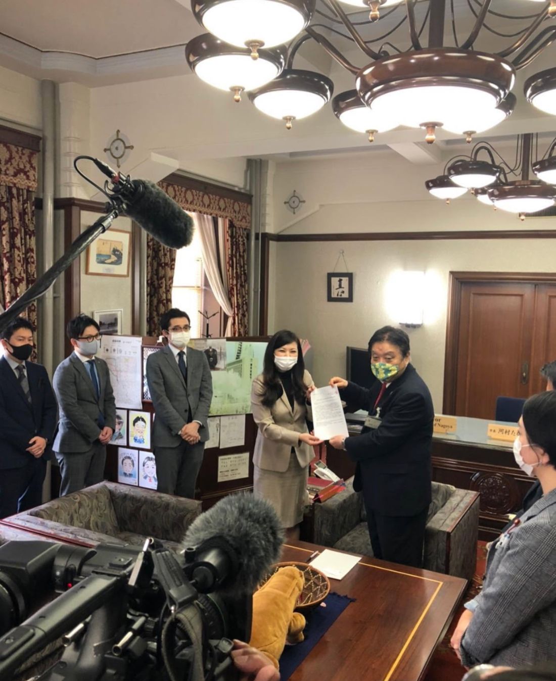 河村たかし名古屋市長に要望書を手渡す協議会メンバー