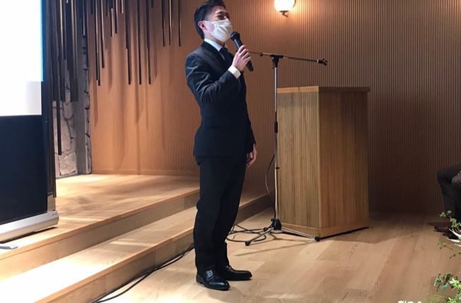 登壇して挨拶する協議会メンバー